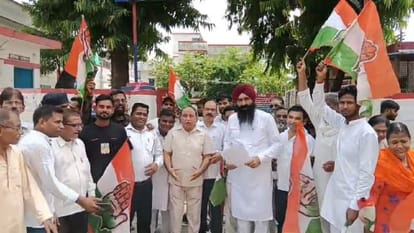 थाने के बाहर प्रदर्शन करते कांग्रेस के नेता और कार्यकर्ता