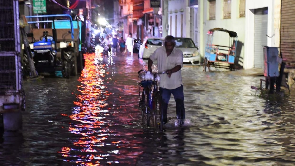Images of rain in Kashi 50 mm of rainfall in one hour monsoon trough passing over district inundated