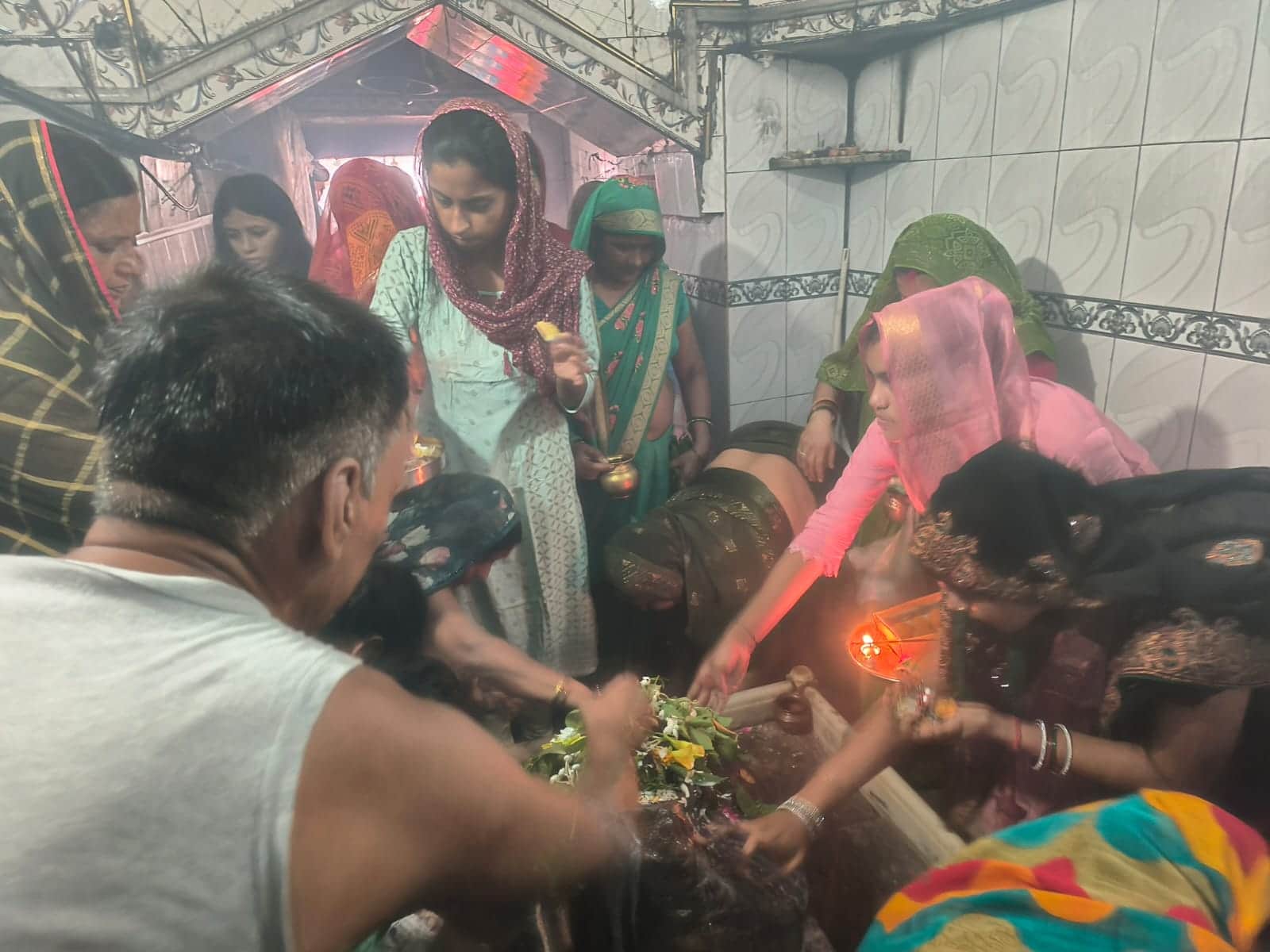Sawan's Last Monday Sees Massive Devotee Turnout at Ghatampur