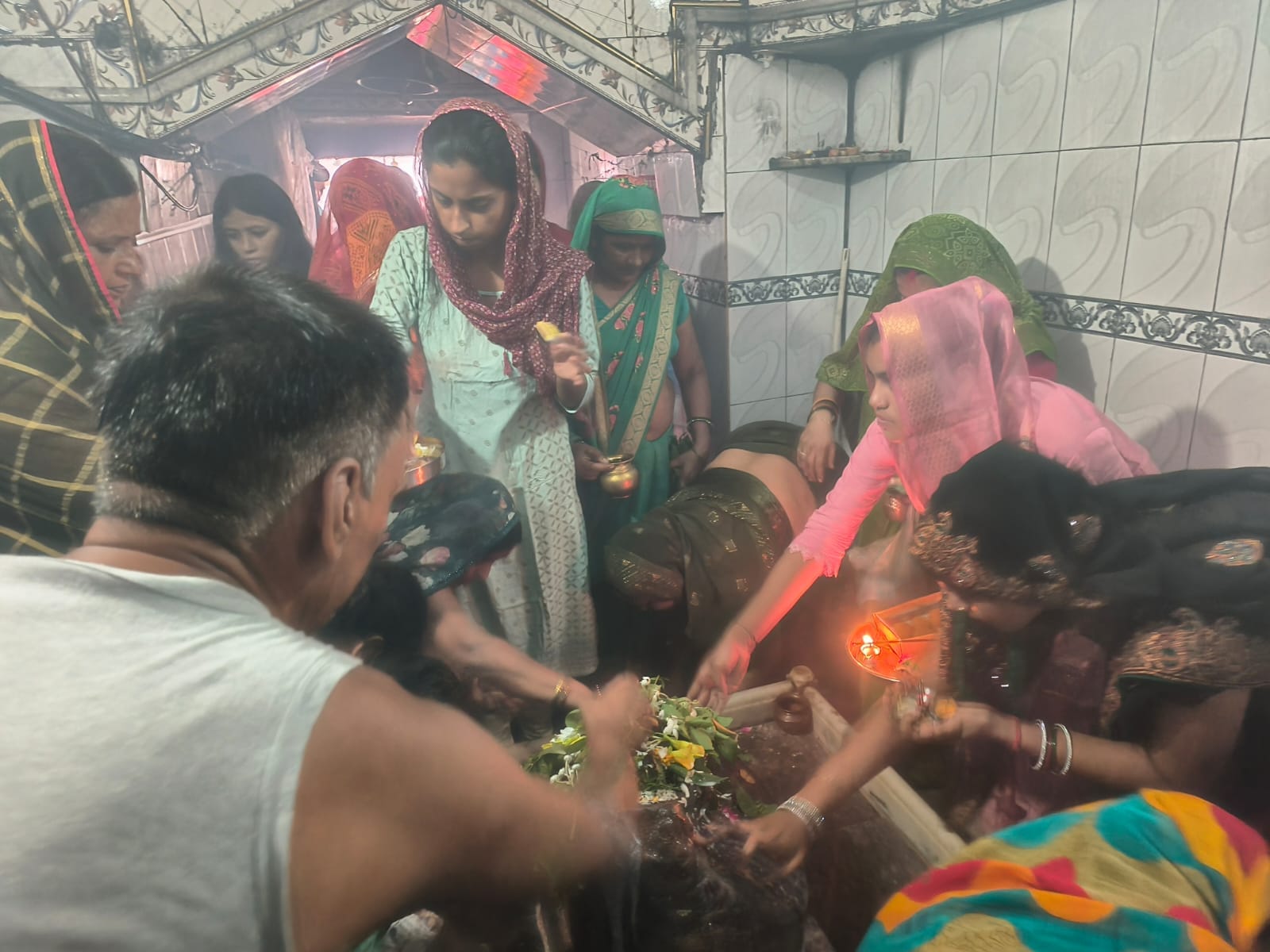 Sawan's Last Monday Sees Massive Devotee Turnout at Ghatampur