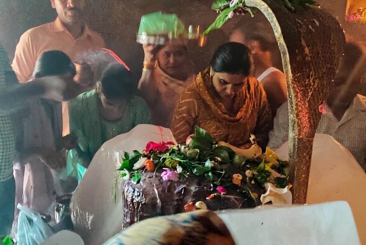 Sawan's Last Monday Sees Massive Devotee Turnout at Ghatampur