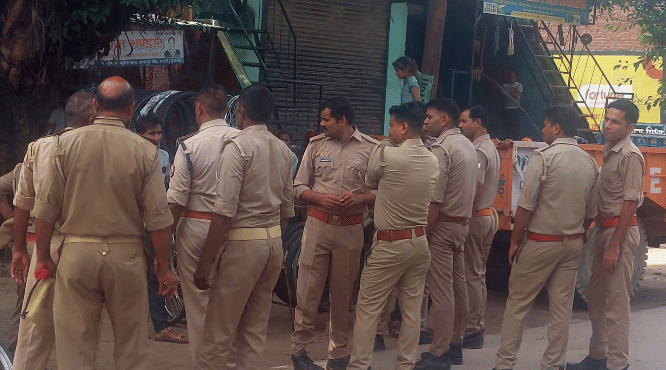 हंगामे के बाद मौके पर पुलिस बल