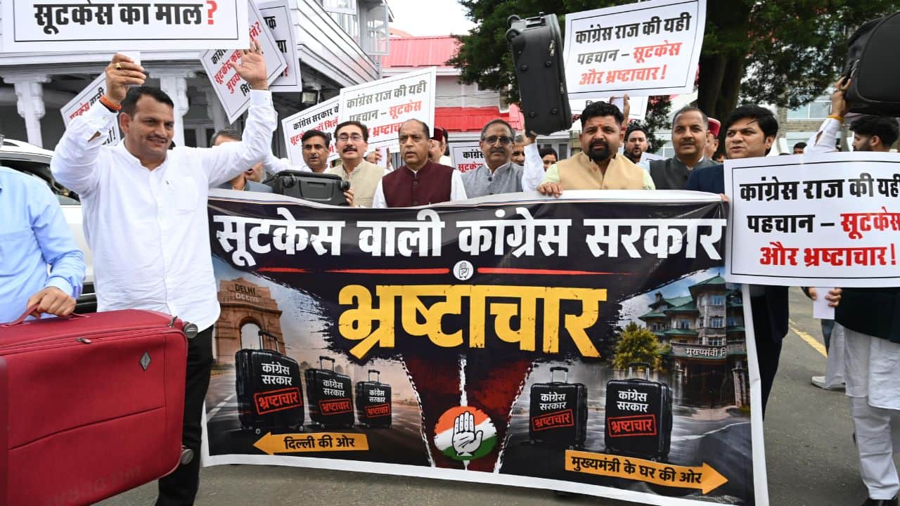 हिमाचल विधानसभा परिसर में प्रदर्शन के दौरान नेता प्रतिपक्ष जयराम ठाकुर और भाजपा विधायक दल के सदस्य।