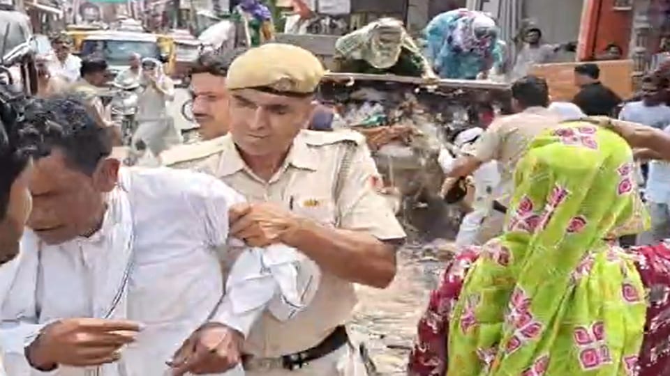Sanitation workers in Hansi dumped garbage from a tractor onto the road.