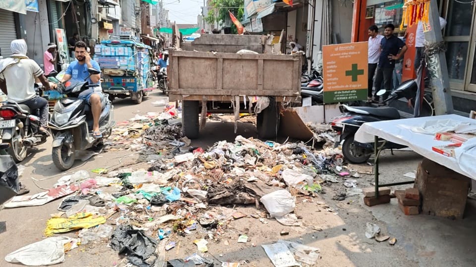 Sanitation workers in Hansi dumped garbage from a tractor onto the road.