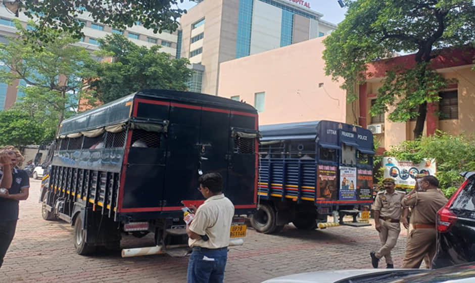 इन्हीं ट्रक में बैठाए गए हैं दलाल