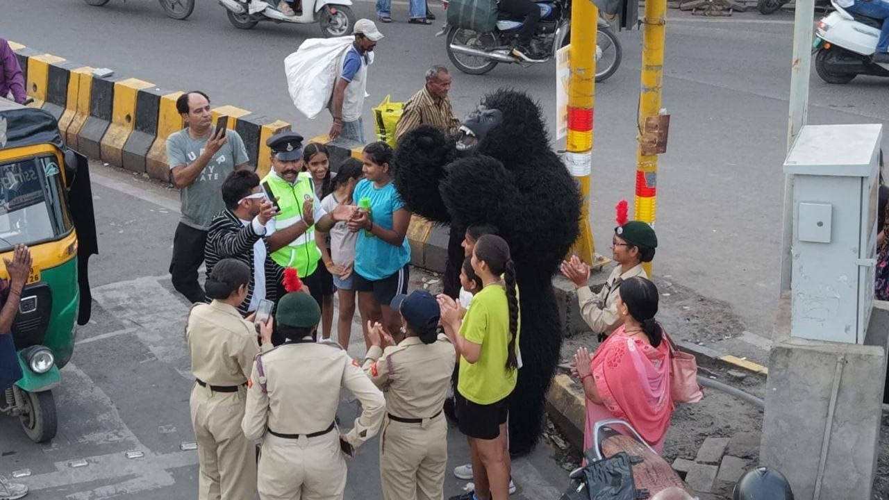 ट्रैफिक संभालने के लिए पुलिस ने उतारा गोरिल्ला।