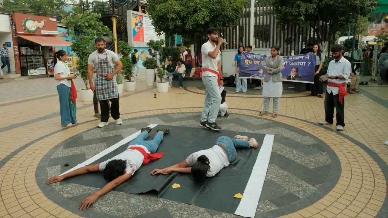 56 दुकान पर 15 युवाओं ने दी नाट्य प्रस्तुति।