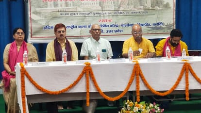 इतिहास लेखन पर हुई कार्यशाला में शामिल अतिथि।