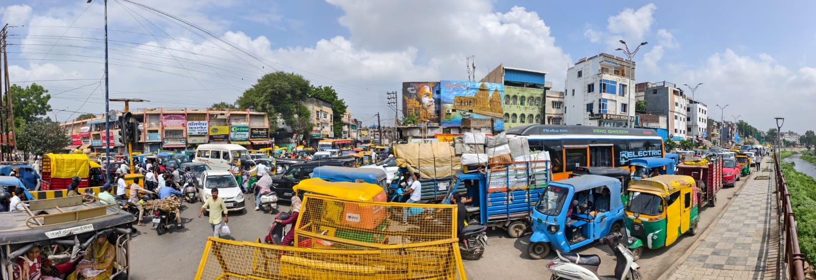 इंदौर की सड़कों पर लगा जाम