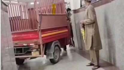 जिला अस्पताल बांदीपोरा के कॉरिडोर में पहुंचा थ्री-व्हीलर