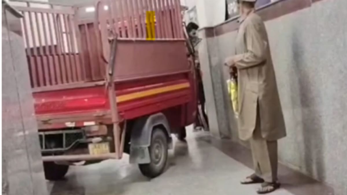 बांदीपोरा अस्पताल में अजीब नजारा!: मरीजों के बीच कॉरिडोर में दौड़ता दिखा लोड कैरियर, वायरल वीडियो ने खोली पोल