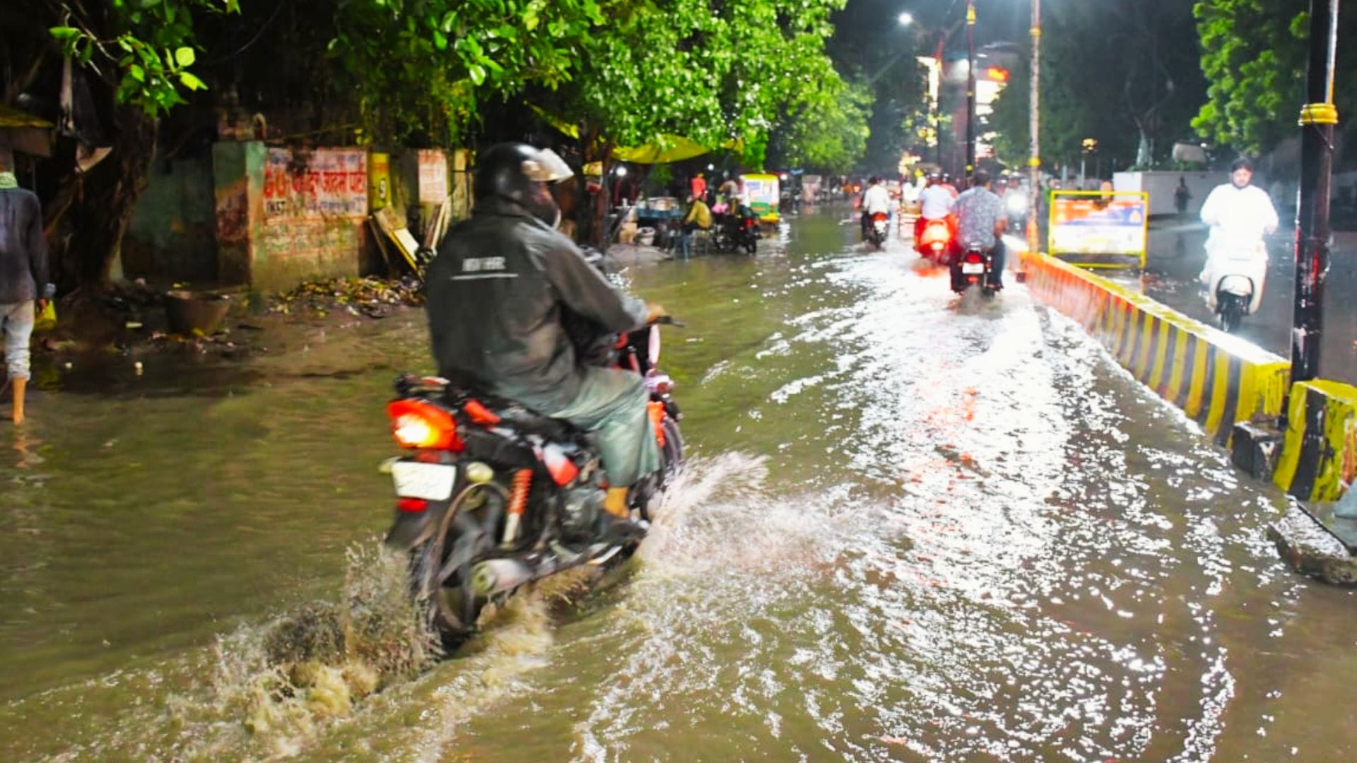 Images of rain in Kashi 50 mm of rainfall in one hour monsoon trough passing over district inundated