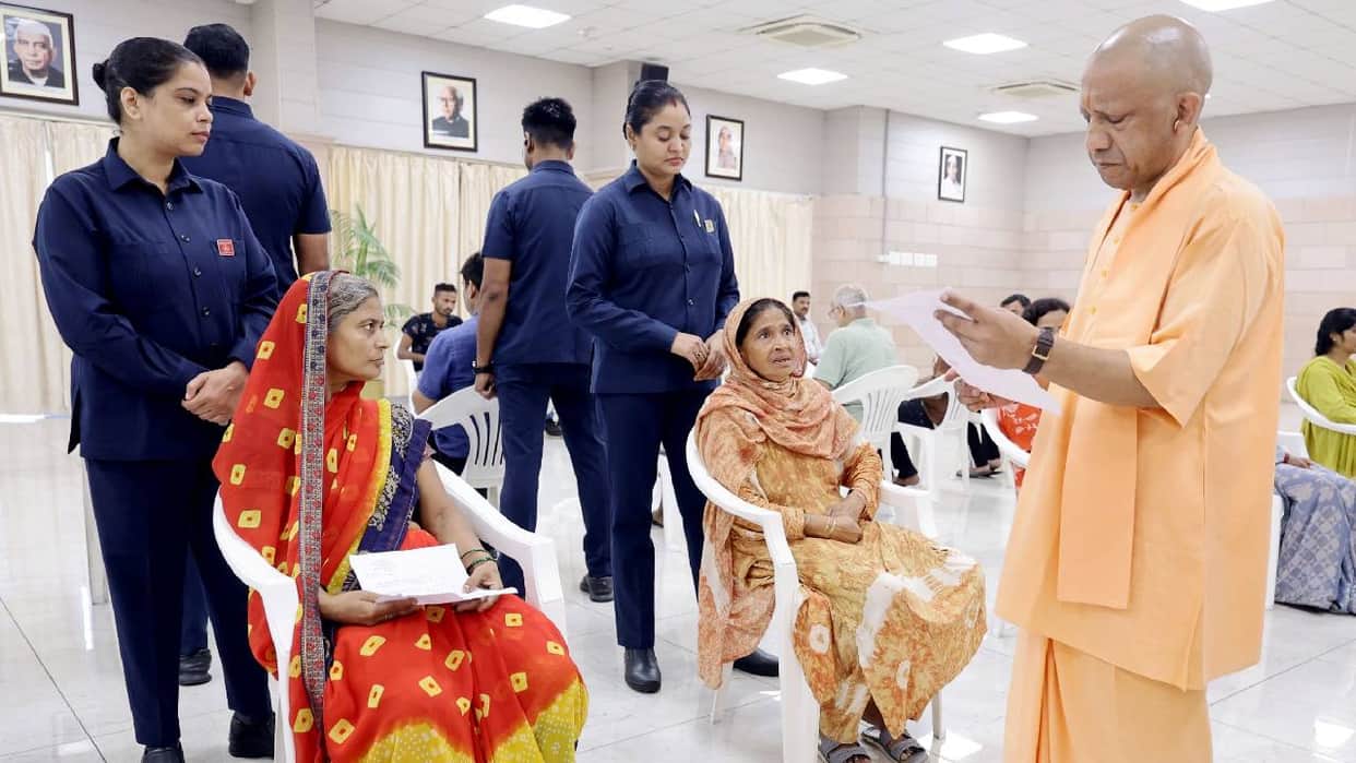 Janata Darshan: Poonam told CM Yogi, "I want to become self-reliant"; Yogi replied, "Serve cows with a sincere