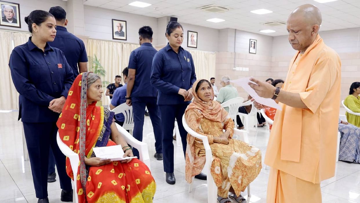 Janata Darshan: Poonam told CM Yogi, "I want to become self-reliant"; Yogi replied, "Serve cows with a sincere