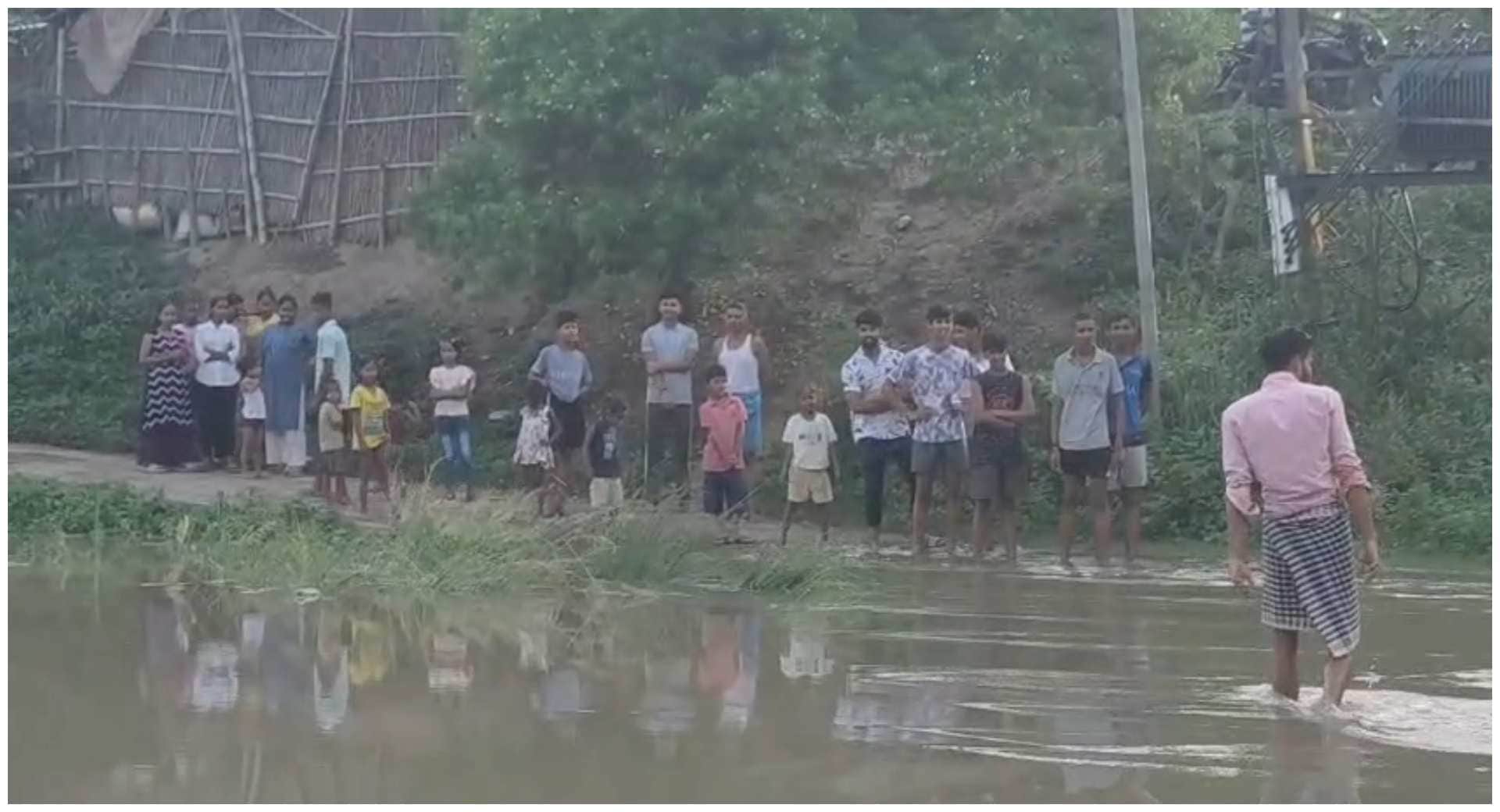 कई घरों तक पहुंचा पानी