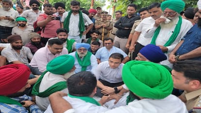 कलेक्ट्रट परिसर में धरने पर बैठे किसानों से बातचीत करते सीडीओ, एडीएम समेत अन्य।