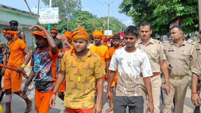 Crowds of devotees gathered at the Shiva temples and SP offered prayers at the Gauri Shankar temple