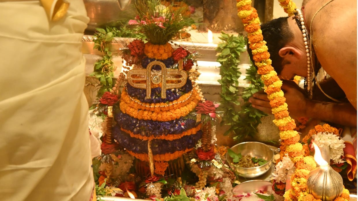Kashi Vishwanath Temple Mahadev to be adorned with 150,000 Rudraksha beads Jhoola Shringar on Purnima