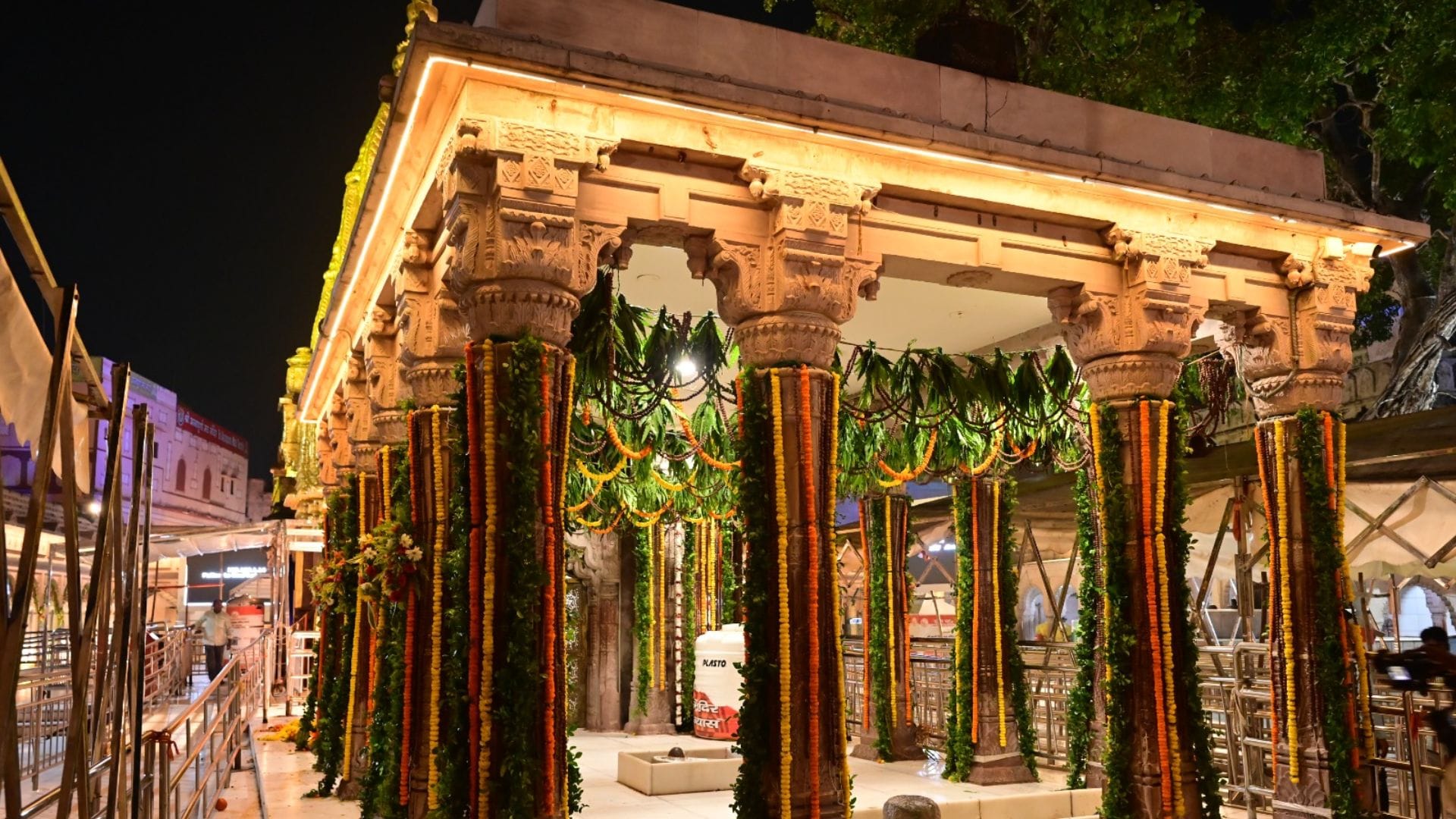 Sawan Somwar last sea of devotees surged into Kashi Vishwanath Dham adorned with Rudraksha and flowers