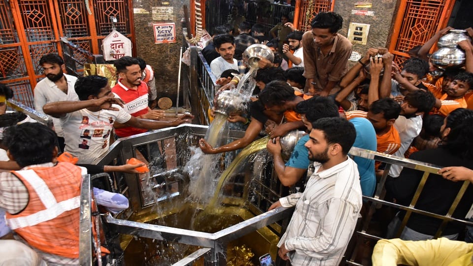खेरेश्वर मंदिर पर जल चढ़ाते भक्तगण