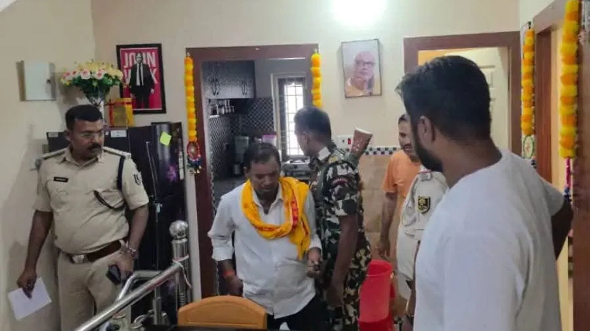 मौके पर छानबीन करती पुलिस