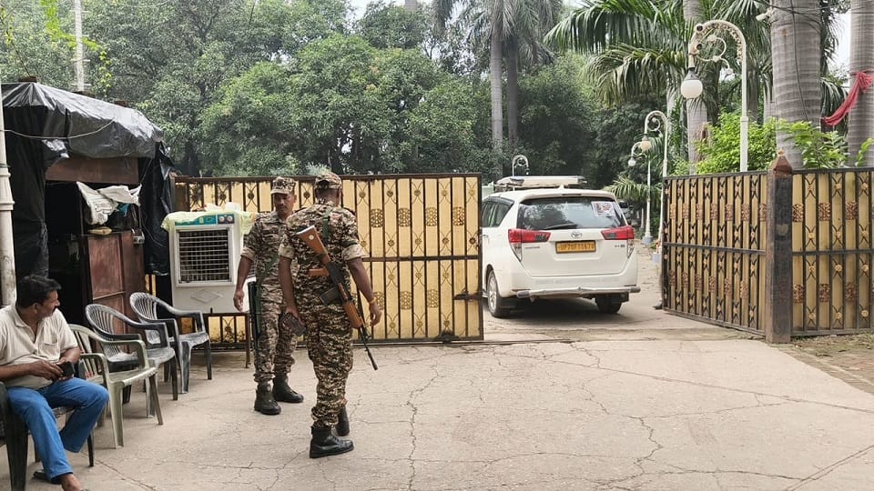 मेरठ रोड स्थित राना हाउस परिसर में प्रवेश करती ईडी की गाड़ी।