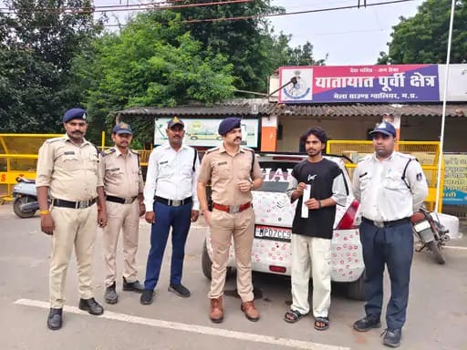 MP News: Man gets 3,400 lipstick kiss marks put on his car by female friend; police issue a challan of ₹5,500.