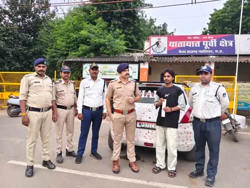 पुलिस कर्मियों ने कार ऑनर का चालान काटा