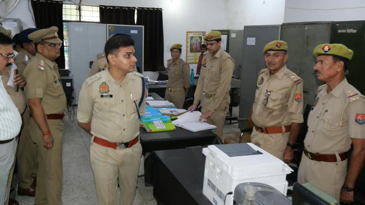 Jhansi: Strict action to be taken against police officers failing to answer CUG calls