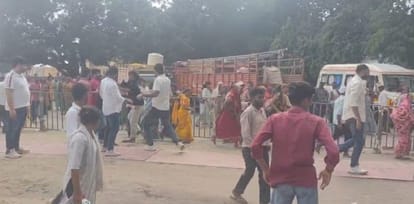 मुख्यमंत्री की जनसभा समाप्त होने के बाद सड़क पर होती मारपीट।