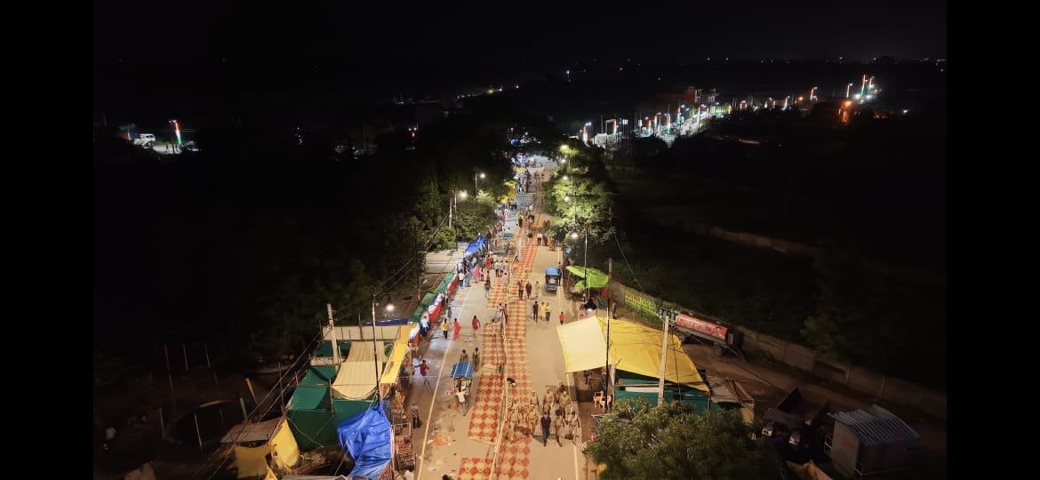 रोशनी से जगमगाता प्रसिद्ध देवकली मंदिर
