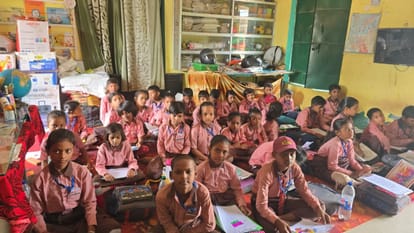 सोमवार को कक्षाओं में लौटे बच्चे