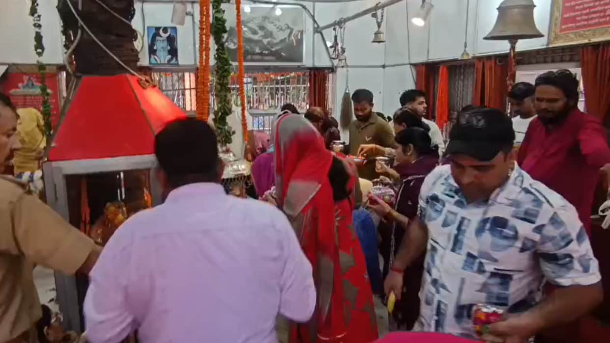Last Sawan Somwar 2026 Haridwar Bilkeshwar Mahadev Temple Devotees Queue Up for Shiv Abhishek Shivalay