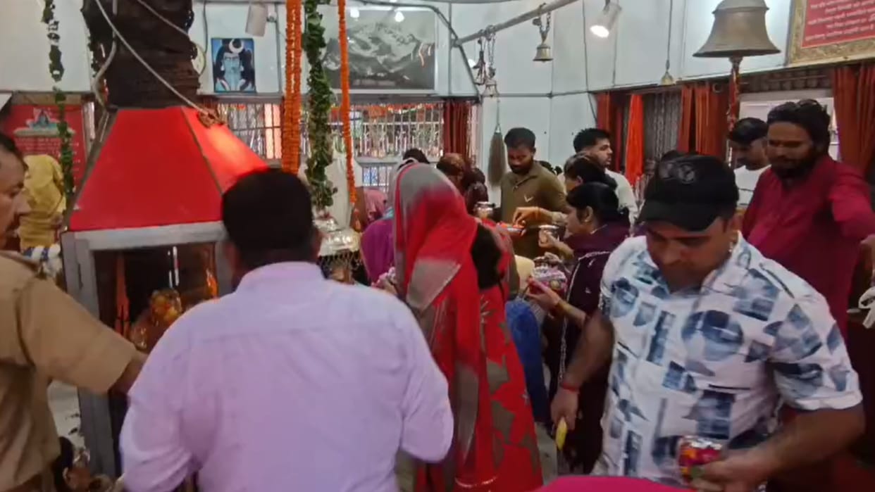 Last Sawan Somwar 2026 Haridwar Bilkeshwar Mahadev Temple Devotees Queue Up for Shiv Abhishek Shivalay