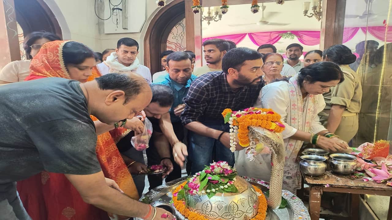 मंदिर में पूजा करते भक्त