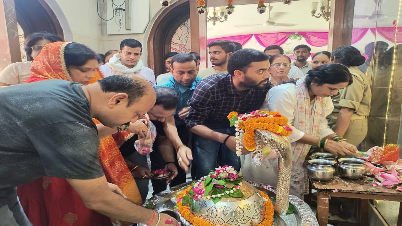 मंदिर में पूजा करते भक्त