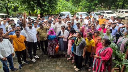 शिक्षक भर्तीको लेकर यूपीईएसएससी पर धरना प्रदर्शन करते युवा मंच के लोग ।