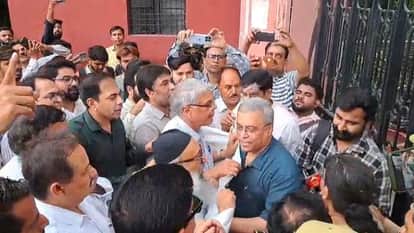 शिक्षकों का कहना था कि विश्वविद्यालय की बेशकीमती जमीन को किसी भी स्थिति में सुरक्षित रखा जाना चाहिए।