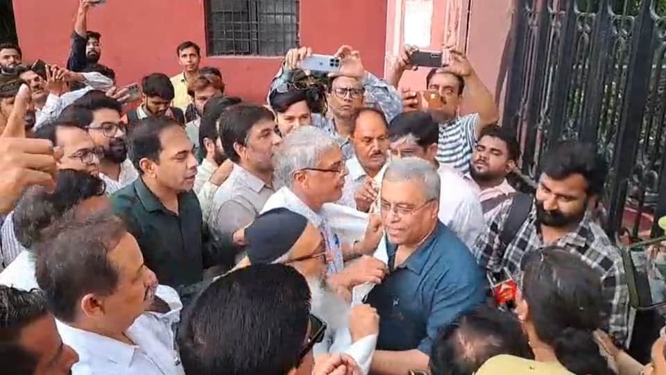 Teachers protest to save AMU land