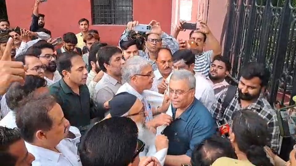 Teachers protest to save AMU land