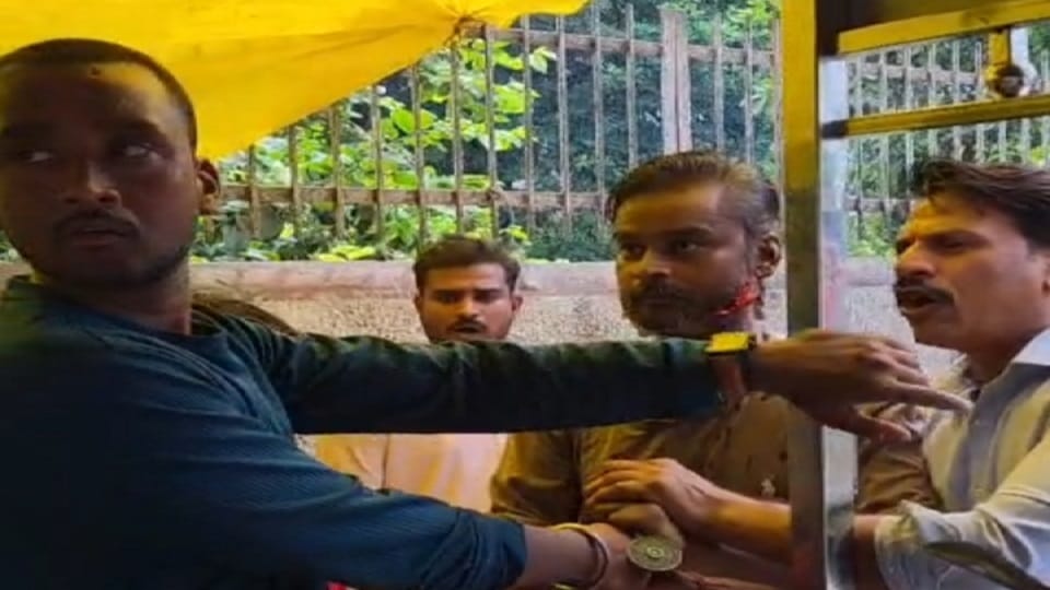 Shopkeeper Attacks Youth With Knife