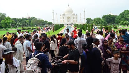 ताज में उमड़ा सैलानियों का सैलाब