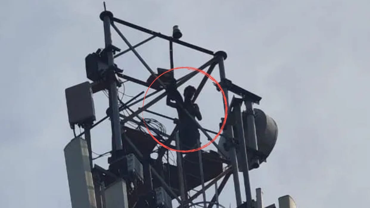 Bihar Youth climbs mobile tower in protest against Ganga river erosion in Raghopur
