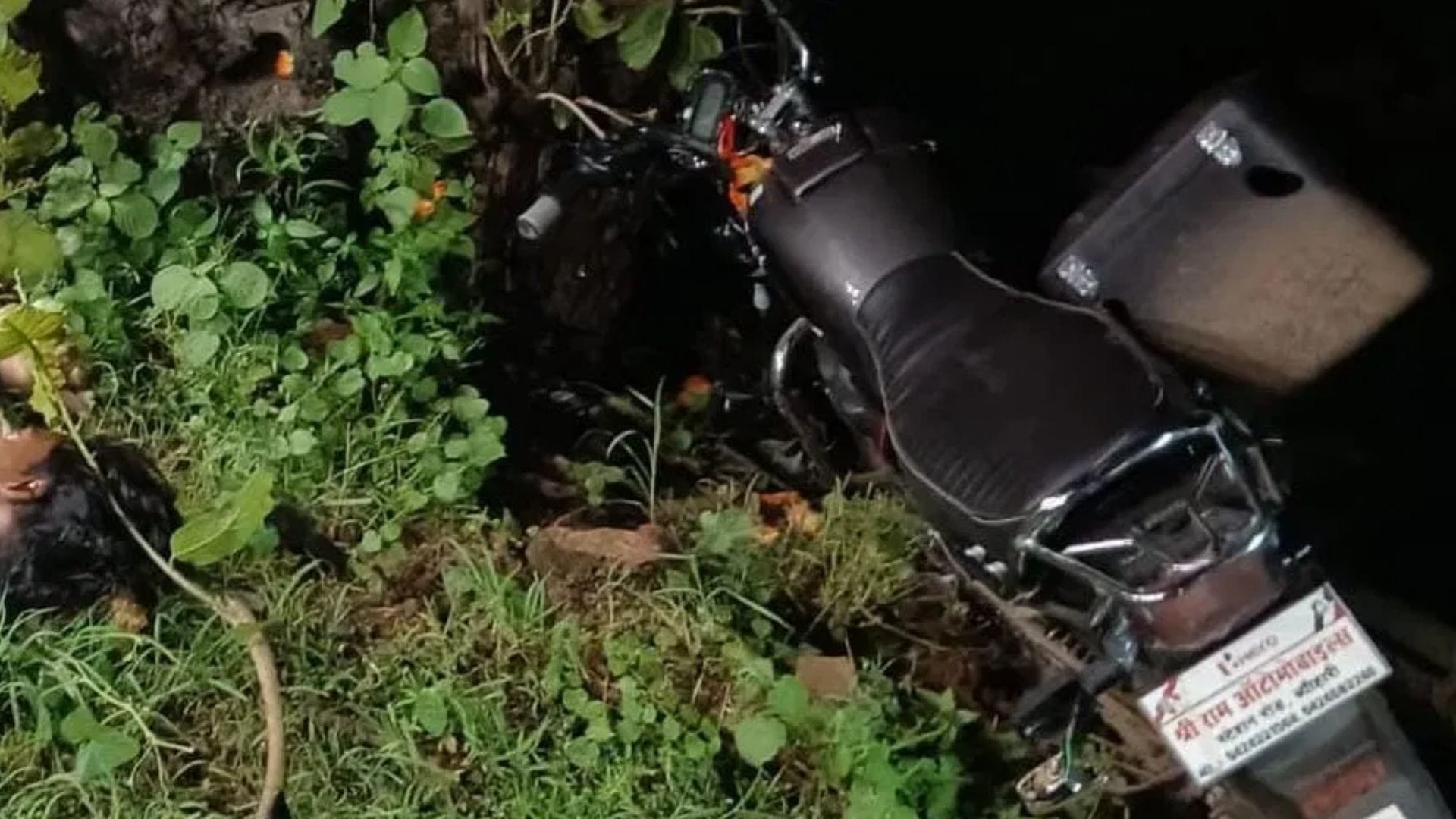 दुर्घटना के बाद मौके पर बाइक