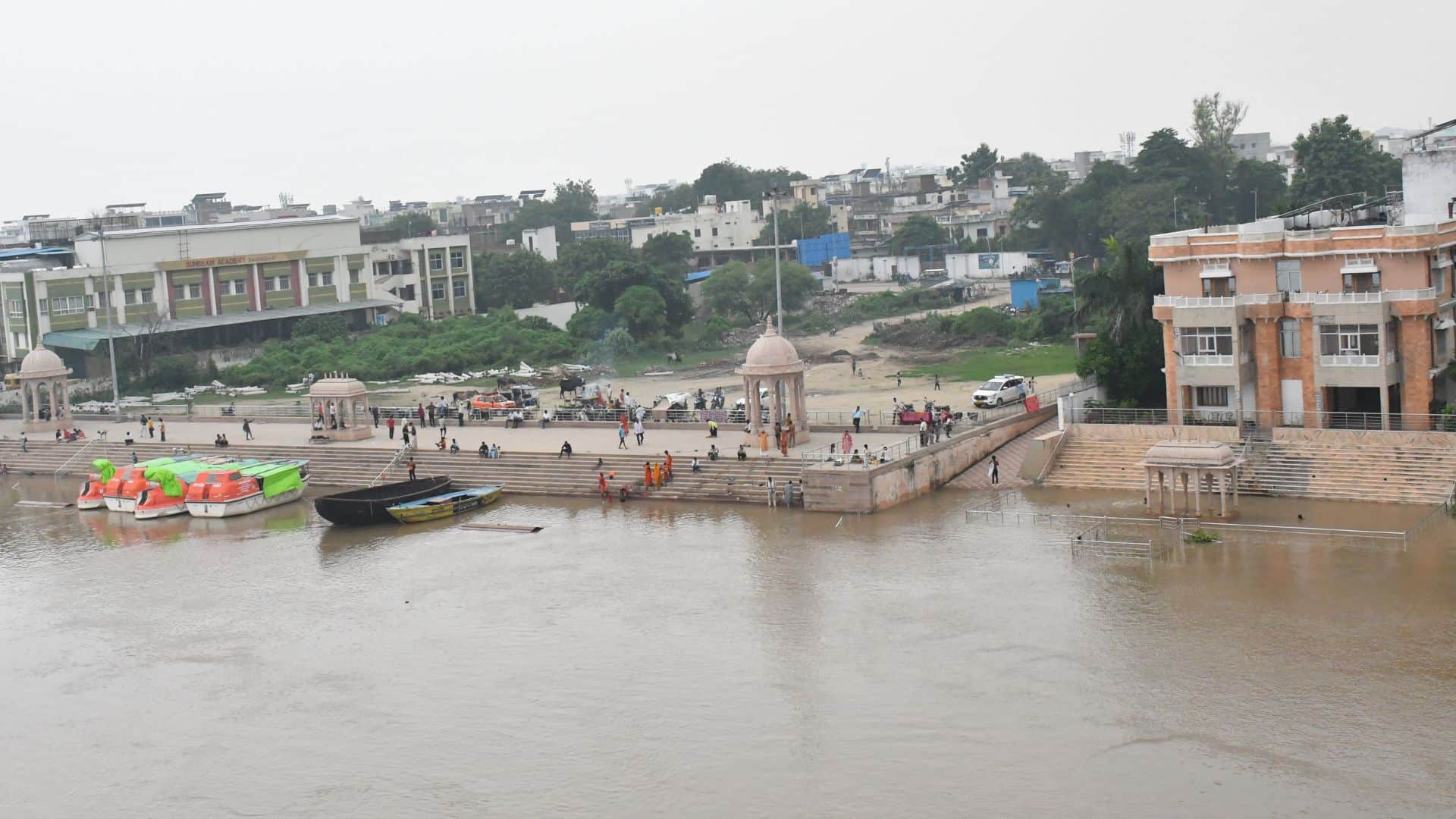 Floods in Varanasi: People stranded waiting for aid in tents cremation services facing difficulties