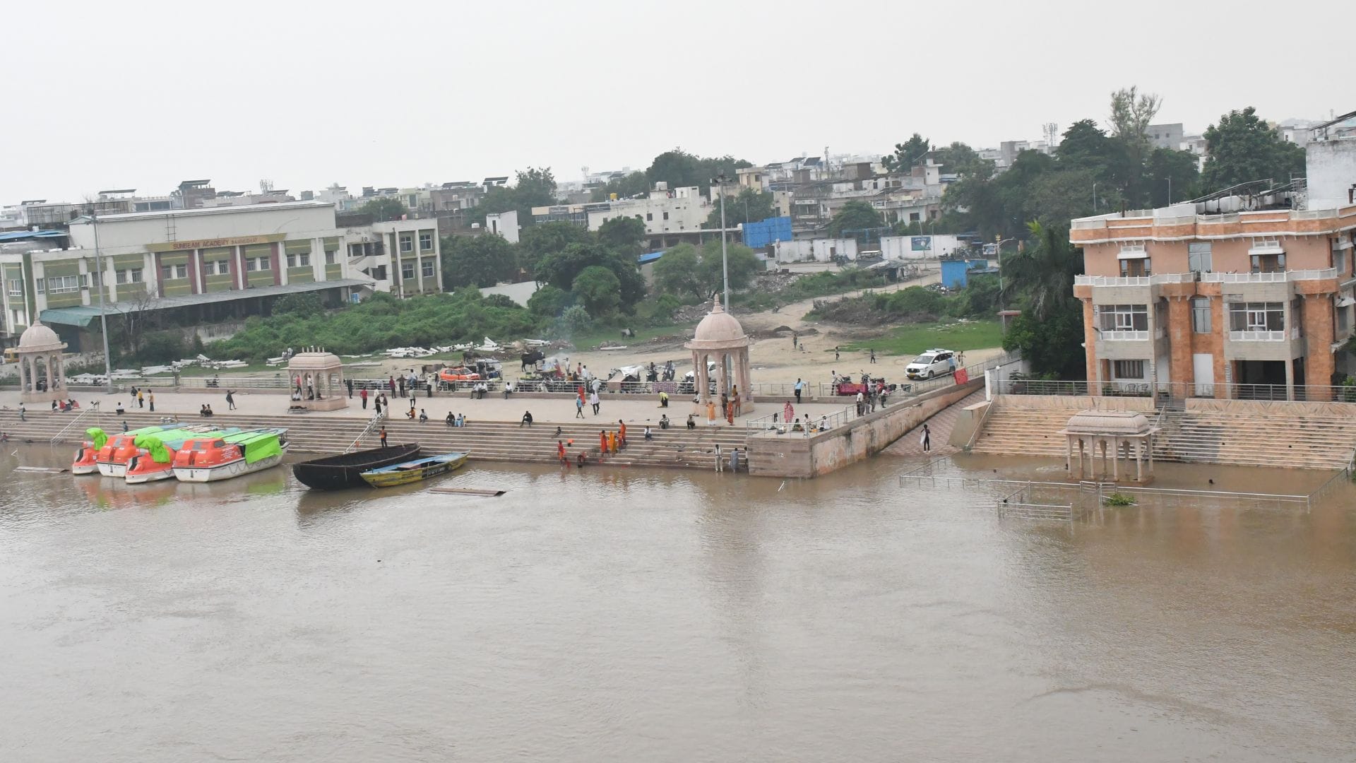 Floods in Varanasi: People stranded waiting for aid in tents cremation services facing difficulties