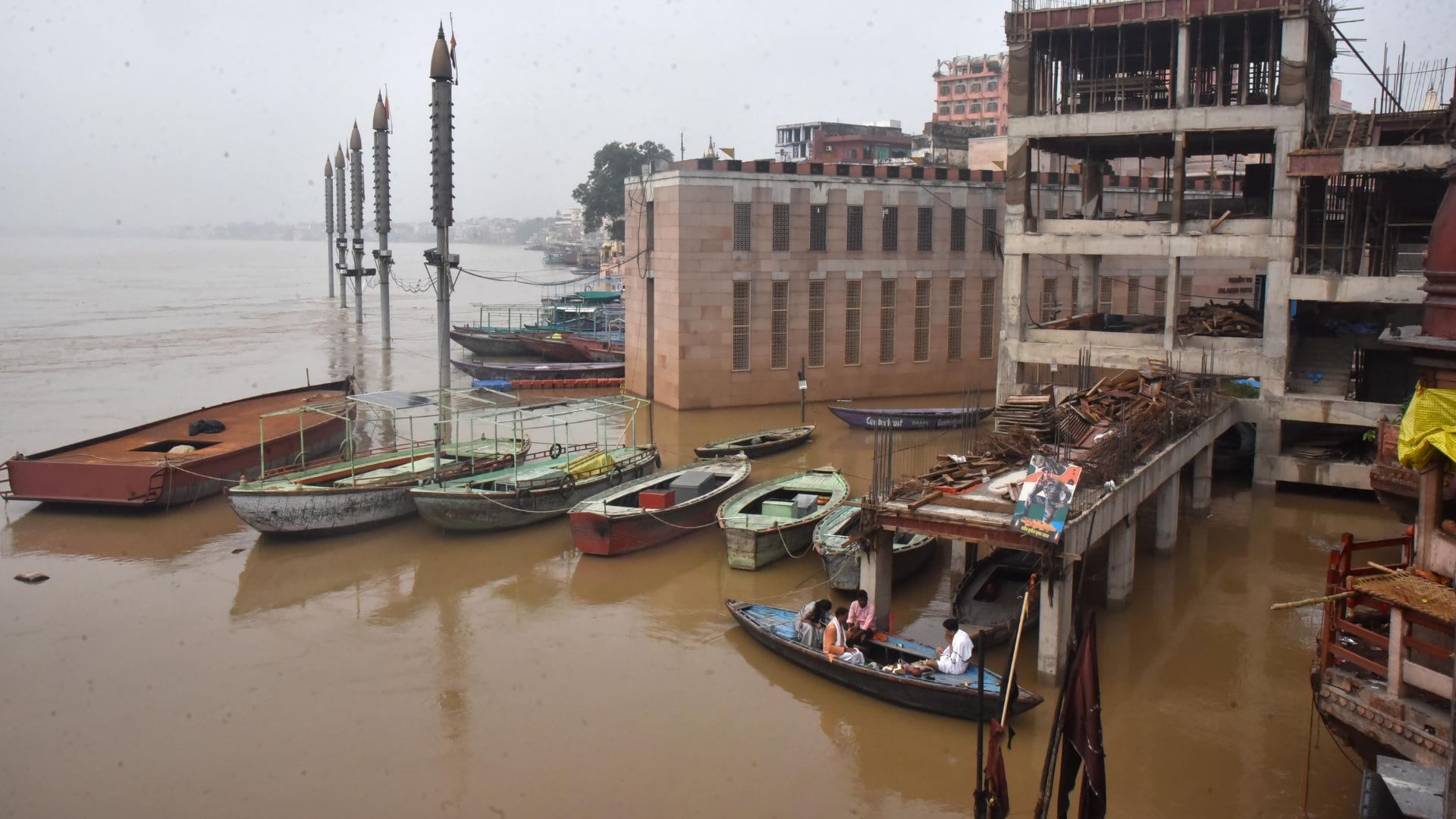 Floods in Varanasi: People stranded waiting for aid in tents cremation services facing difficulties