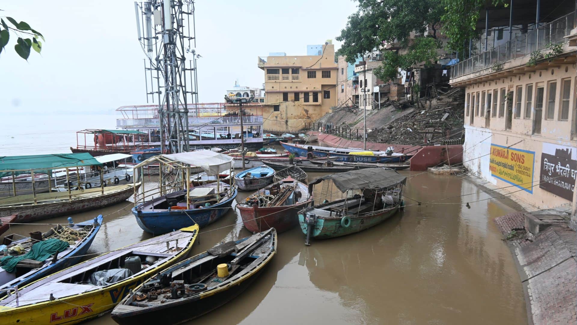 Floods in Varanasi: People stranded waiting for aid in tents cremation services facing difficulties