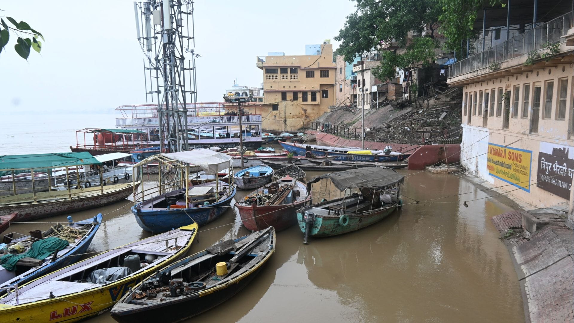 Floods in Varanasi: People stranded waiting for aid in tents cremation services facing difficulties